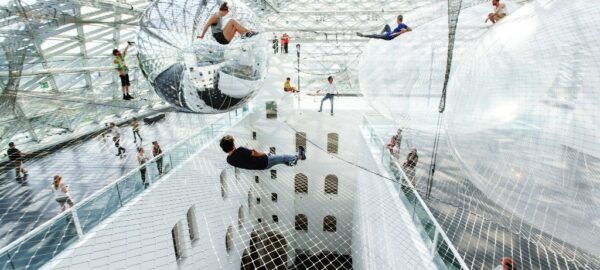 Las redes también en el arte. Instalación “en órbita” de Tomás Saraceno