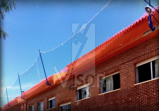 Visor-Redes-de-Seguridad-Soluciones-a-medida-instalacion-fotovoltaica-sistema-redes-de-seguridad-tipo-U-fachada